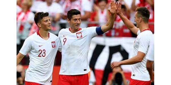 Robert Lewandowski marca dois como cruzeiro da Polônia no warmup final da Copa do Mundo