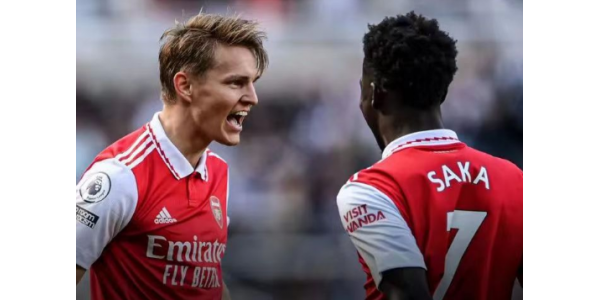 Arsenal venceu por 2 a 0 e reduziu a diferença para um ponto