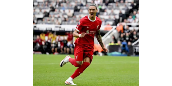 Liverpool com 10 jogadores volta para vencer novamente