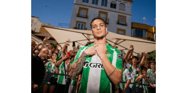 Anthony junta-se oficialmente ao Betis, levando a cidade ao delírio