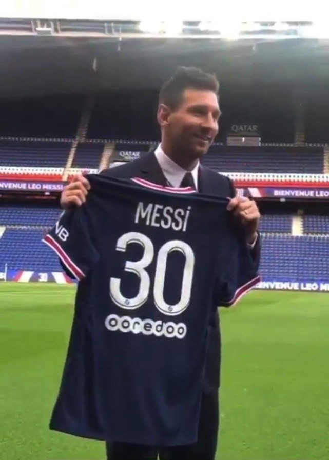 Primeira receita de passagens para casa do Paris Saint-Germain = salário anual de Lionel Messi