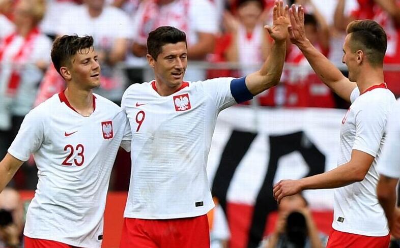 Robert Lewandowski marca dois como cruzeiro da Polônia no warmup final da Copa do Mundo