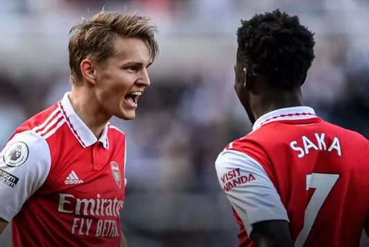 Arsenal venceu por 2 a 0 e reduziu a diferença para um ponto