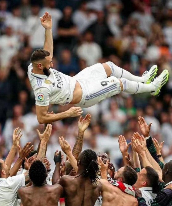 Benzema encerra carreira de 14 anos no Real Madrid