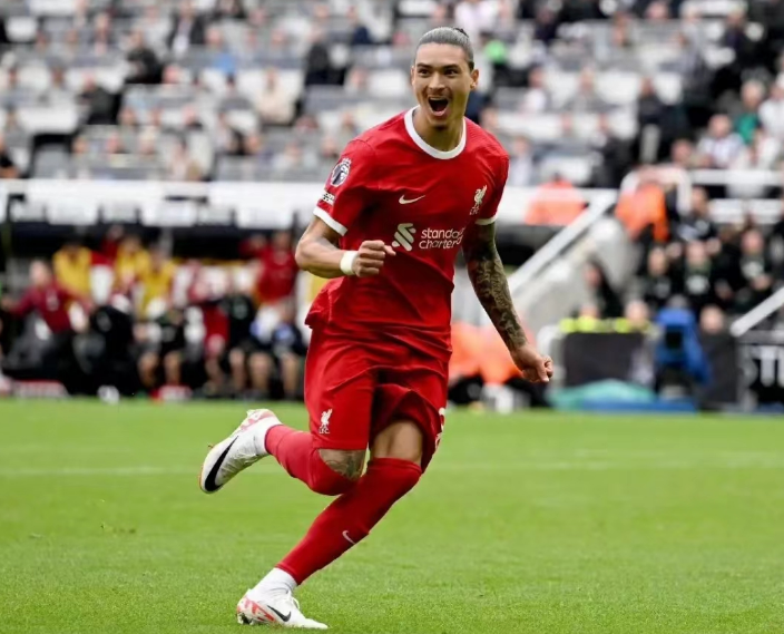 Liverpool com 10 jogadores volta para vencer novamente