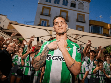 Anthony junta-se oficialmente ao Betis, levando a cidade ao delírio