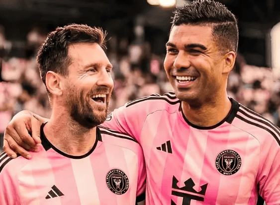 De rival a companheiro de equipa – Casemiro presta homenagem a Messi